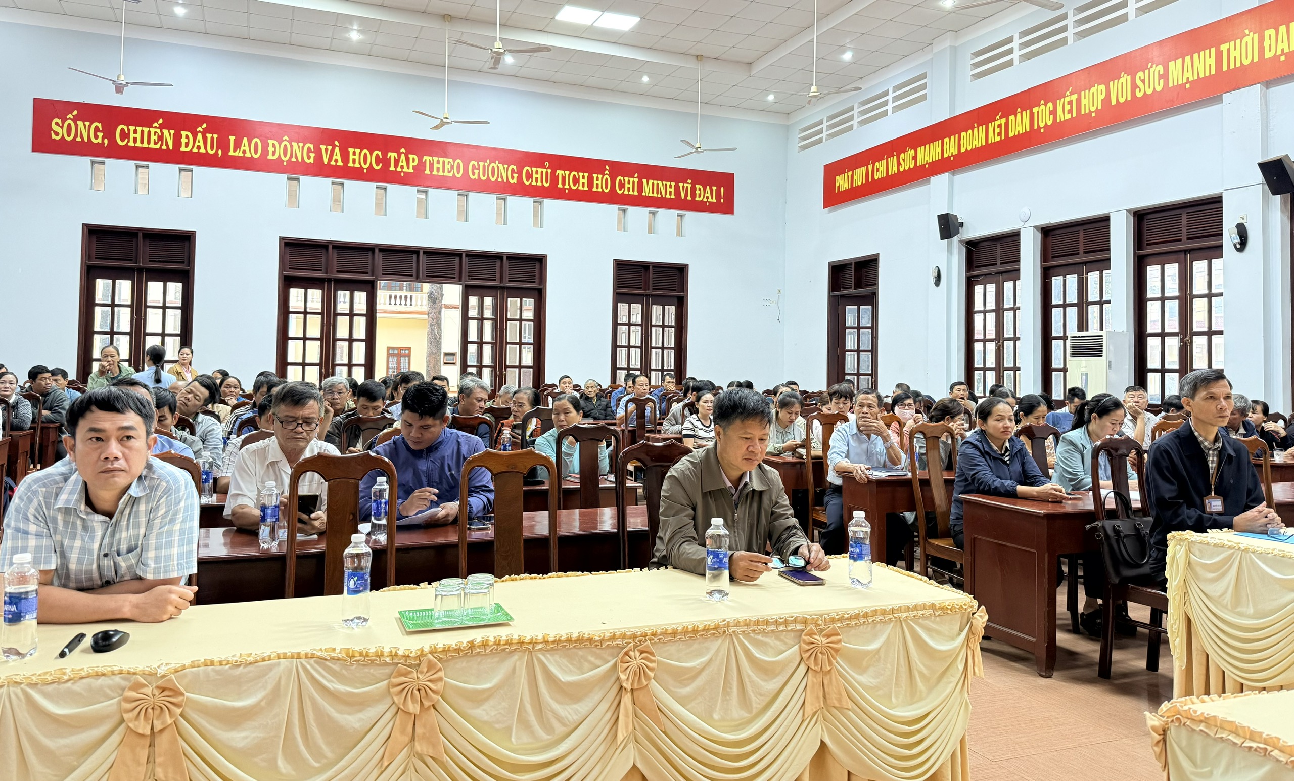 Các đại biểu tham dự hội nghị
